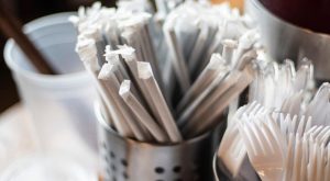 Július 1-től el kell búcsúznunk a megszokott műanyag eszközöktől