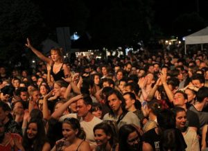 5,5 millió beoltott után...