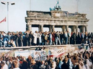 60 éve kezdték építeni a berlini falat