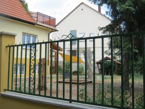 Kivágott fenyőkből játszóvár?