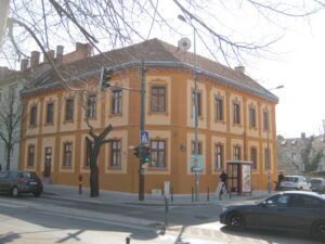 Sok év után eltűnik a gyógyszertár a Templom térről