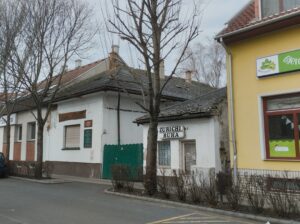 Ez is elhagyatott épület Budaörs központjában