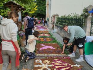 A budaörsi közösségek virágszőnyeggel köszöntik az ünnepet