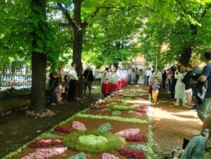 Az Eucharisztia ünnepén a budaörsi katolikus templom körül