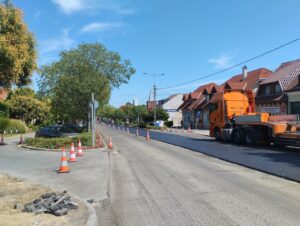 A főúton már aszfaltoznak