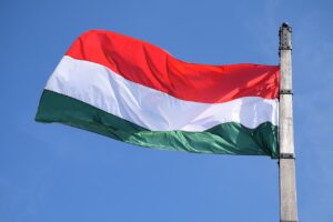 Mit jelent a  piros,fehér és zöld szín a magyar zászlón?
