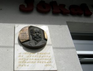 Mióta viseli Jókai nevét művelődési házunk? És mi volt előtte?