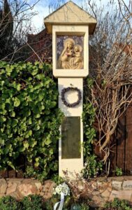 Koszorúzás a Szőlős Madonna képoszlopnál