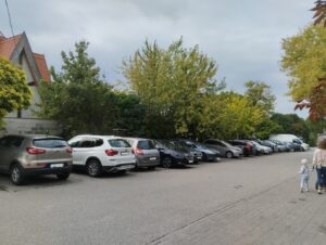 Tele a város autókkal