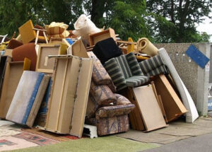 Hogy működik idén a házhoz menő lomtalanítás?