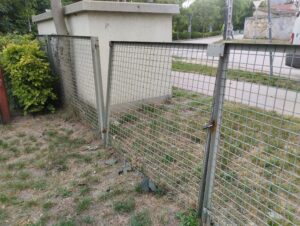 Majdnem kidől a kapu a játszótéren