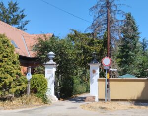 Hová jutunk ezen a keskeny kis kapubejáraton?