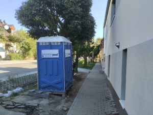 Itt árválkodik egymagában
