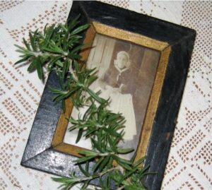 Gyertyaláng Mária sírhantján
